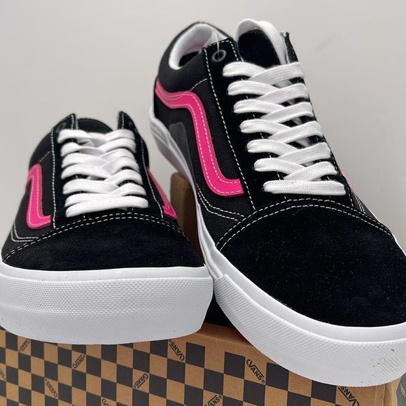 Vans Men's Black and Pink Sneakers Bmx Old Skool
Black/Neon Pink
VN0005UZBFY - Picture 6 of 16